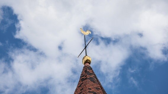 Kirchturmspitze mit einem Hahn © Kirche im NDR Foto: Christine Raczka