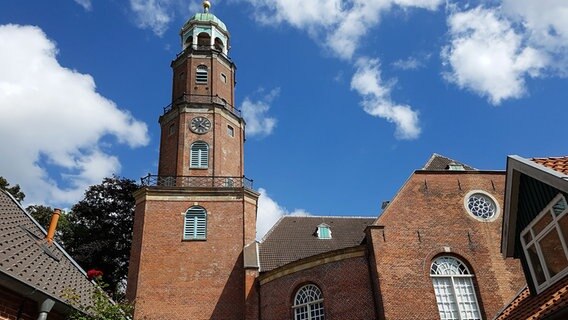 Blick auf den Kirchturm der Großen Kirche in Leer © Kirche im NDR Foto: Christine Oberlin