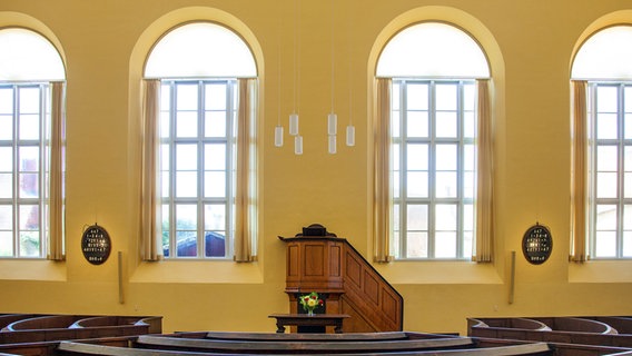 Kirchenraum mit Altar der Evangelisch-reformierten Gemeinde in Lübeck © Evangelisch-reformierte Gemeinde Lübeck Foto: Jonas Volkmann