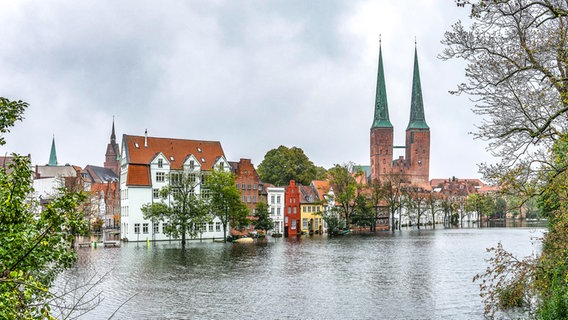Blick auf die überflutete Altstadt von Lübeck © picture alliance / Zoonar Foto: Maren Winter