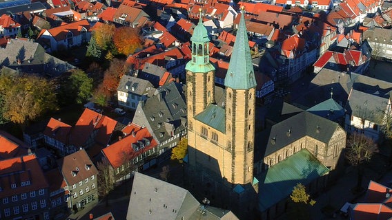 Die Goslarer Marktkirche St. Cosmas und Damian aus der Luft © EV. Kirche im NDR Foto: Jürgen Gutowski