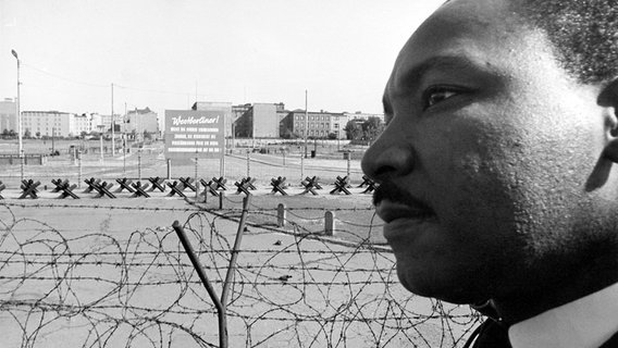 Der Bürgerrechtler Martin Luther King steht am 13. September 1964 an der Berliner Mauer. © picture alliance / AP | Anonymous 