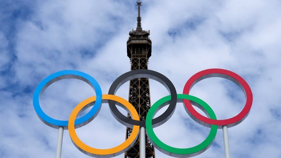 Olympische Ringe vor dem Eiffelturm in Paris. © picture alliance / ZUMAPRESS.com Foto: Nathan Denette