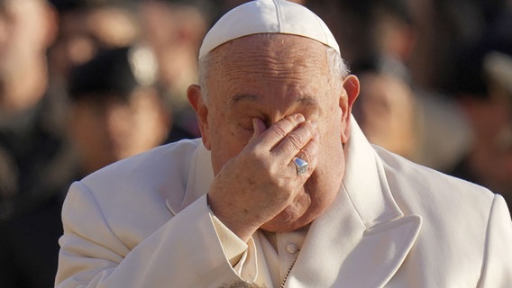 Papst Franziskus kommt zu seiner wöchentlichen Generalaudienz auf dem Petersplatz im Vatikan an. © picture alliance/dpa/AP Foto: Alessandra Tarantino