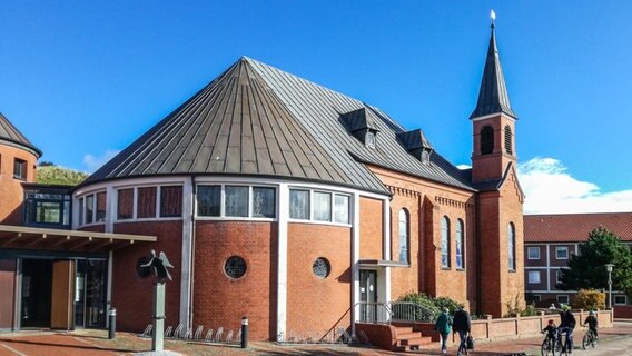 Pfarrkirche "Zu den Heiligen Schutzengeln" auf der Nordseeinsel Juist. © Ruth Beerbom / Kirche im NDR Foto: Ruth Beerbom