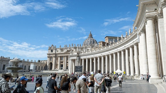 Touristen warten in einer sehr langen Schlange, um auf dem Petersplatz im Vatikan Eintritt zum Petersdom zu erhalten. © picture alliance / Eibner-Pressefoto Foto: Heike Feiner