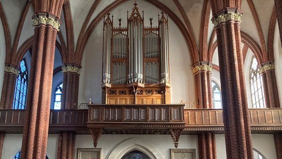 Die Orgel in der Pfarrkirche Sankt Bartholomäus in Essen/Oldenburg © Kirche im NDR 