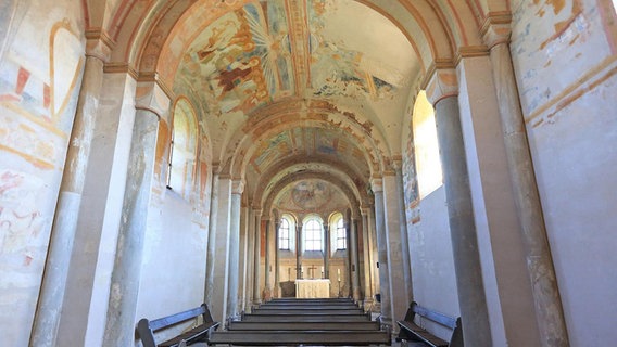 Blick in den Altarraum der Sigwardskirche in Idensen © Kirche im NDR Foto: Jürgen Gutowski