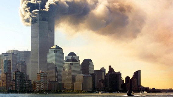 Blick auf das brennende World Trade Center in New York nach dem Anschlag am 11.9.2001. © picture-alliance / dpa Foto: Hubert Boesl