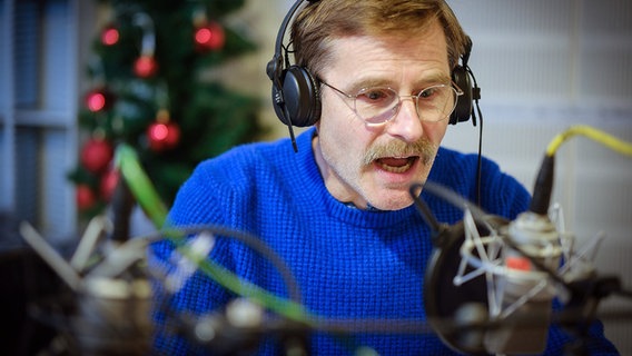 Rainer Frank bei der Aufnahme zum Weihnachtshörspiel 2024 © NDR Foto: Dethard Hilbig