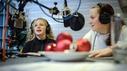 Emilia Gericke (11 Jahre) als Nelly und Hannah Karweger (11 Jahre) als Ronja im Weihnachtshörspiel 2024 © NDR Foto: Dethard Hilbig