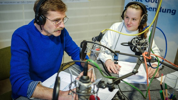 Rainer Frank und Hannah Karweger bei der Aufnahme des Weihnachtshörspiels 2024 © NDR Foto: Dethard Hilbig