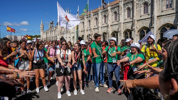 Junge katholische Gläubige treffen sich in Lissabon zum Weltjugendtag. © picture alliance / dpa / ap Foto: Ana Brigida