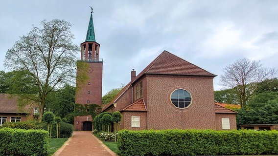 Außenansicht der Kirche "Zu den Zwölf Aposteln" in Delmenhorst-Düsternort. © Sarah Oltmanns Foto: Sarah Oltmanns