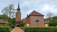 Außenansicht der Kirche "Zu den Zwölf Aposteln" in Delmenhorst-Düsternort. © Sarah Oltmanns Foto: Sarah Oltmanns