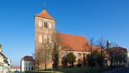 Die Stadtkirche in Teterow vor blauem Himmel © fotolia.com Foto: Bergringfoto