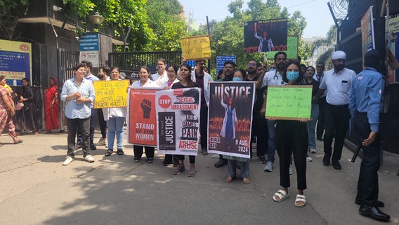 Nach der Vergewaltigung und Ermordung einer jungen Ärztin in einem Krankenhaus in Kolkata (Indien) sind Ärztinnen und Ärzte tagelang auf die Straße gegangen. © NDR/Deepika Bose Foto: Deepika Bose