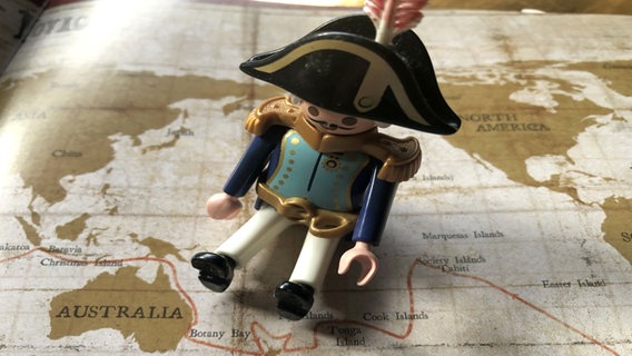 Ein Pirat als Playmobilfigur sitzt auf einer Weltkarte. © NDR Foto: Lena Bodewein
