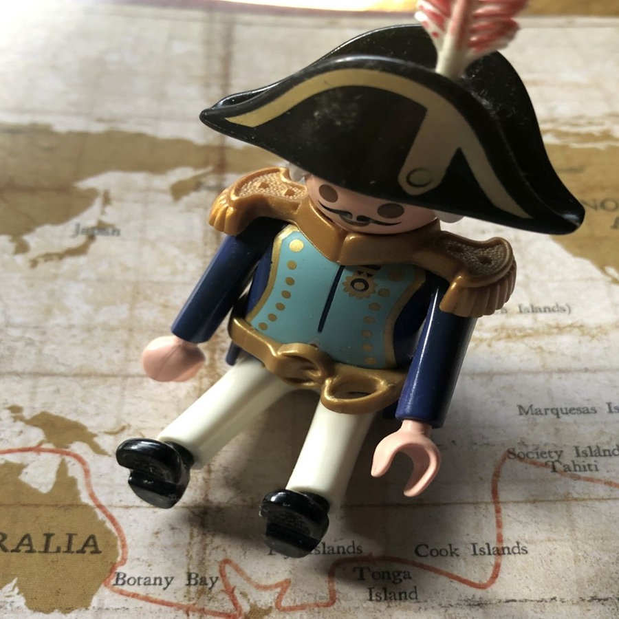Ein Pirat als Playmobilfigur sitzt auf einer Weltkarte. © NDR Foto: Lena Bodewein