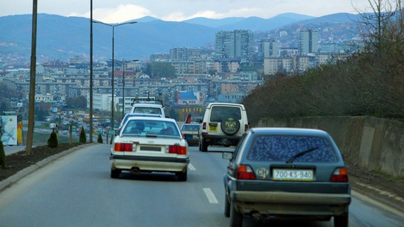 Eine Straße mit Autos in Pristina, Kosovo © picture-alliance / Lehtikuva | Heikki Saukkomaa Foto: Heikki Saukkomaa