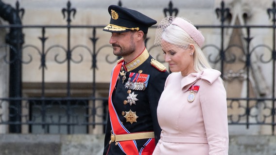 Norwegens Kronprinzenpaar Haakon und Mette-Marit besuchen die Krönungszeremonie von König Charles III. in London. © picture alliance/Photoshot 