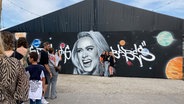 Ein Graffiti der britischen Pop-Sängerin Adele in München © dpa Foto: Elke Richter