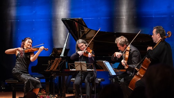 Musiker auf der Bühne des Joseph-Joachim-Violinwettbewerbs © Stiftung Niedersachsen Foto: Helge Krückeberg