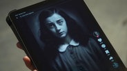 Ein KI-generiertes Bild von Anne Frank auf einem Display © Screenshot NDR 