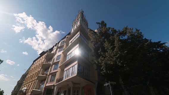 Ein Gebäude vor blauem Himmel mit Spiegelung der Sonne © NDR Screenshot 