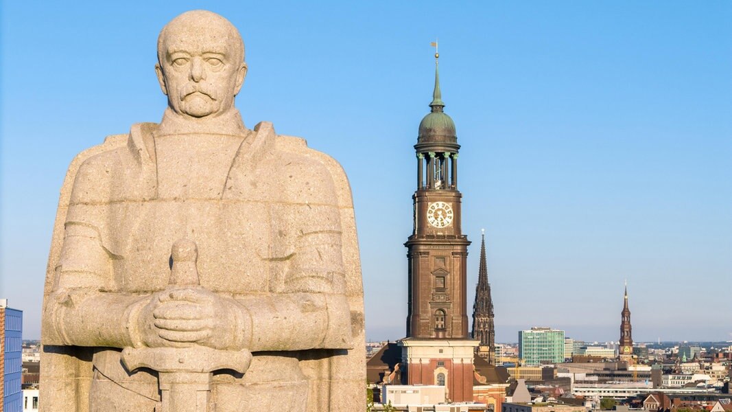 Luftaufnahme des Bismarcks-Denkmals in Hamburg mit der mit Hauptkirche St. Michaelis (Michel) im Hintergrund. 