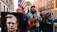 Rechtsnationale Evangelikale tragen in den USA ein Bild von Dietrich Bonhoeffer bei einer Demonstration in New York. © picture alliance / NurPhoto | Zach D Roberts 