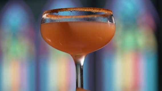 Ein orangefarbener Cocktail © Screenshot NDR 