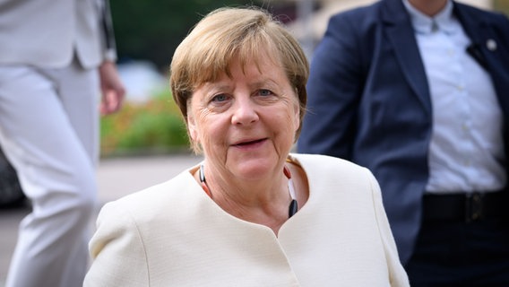 Angela Merkel lächelt, sie trägt ein helles Oberteil und eine bunte Kette. © picture alliance/dpa | Bernd von Jutrczenka Foto: Bernd von Jutrczenka