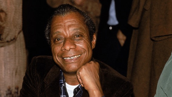 James Baldwin lächelt in die Kamera. © picture alliance Foto: Nancy Kaye