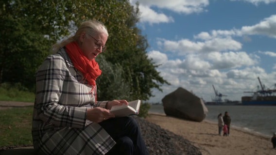 Die Autorin Isabel Bogdan liest am Elbstrand © Screenshot NDR 