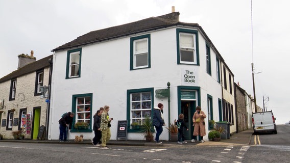 Blick auf den Old Book Shop - ein Eckladen im Ort Wigtown in Schottland © NDR Screenshot Foto: Franziska Hoppen