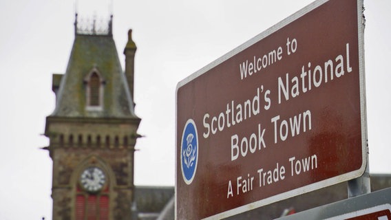 Ein Ortschild in Schottland in Wigtown zeigt die Aufschrift: "Schottlands nationale Buchstadt" © NDR Screenshot Foto: Franziska Hoppen