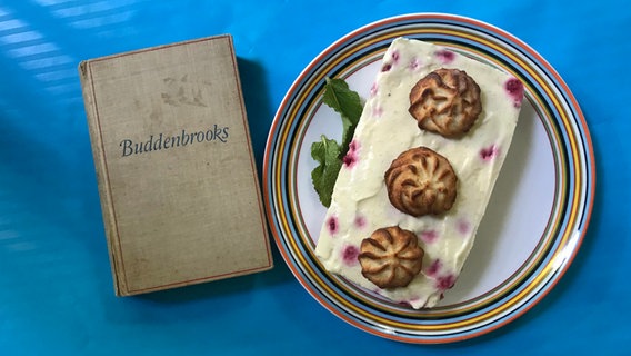 Ein Exemplar von Thomas Manns "Buddenbrooks" und Plettenpudding auf einem Tisch - Podcast "eat.READ.sleep" (Folge 7) © NDR Foto: Jan Ehlert