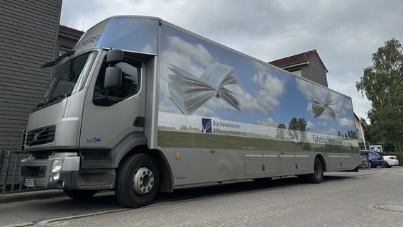 Ein großer Lkw auf dem die Aufschrift Bücherbus steht. © Hauke Bülow / NDR Foto: Hauke Bülow / NDR