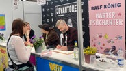 Ralf König während einer Signierstunde beim 21. Internationalen Comic Salon © NDR.de Foto: Mathias Heller