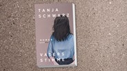 Buch-Cover: Tanja Schwarz - Vaters Stimme © Hanser Verlag 