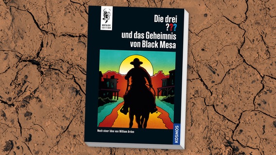 Auf dem Buchcover von "Die drei ??? und das Geheimnis von Black Mesa" reitet ein Cowboy in den Sonnenuntergang. © Kosmos Verlag 