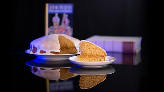 Anke-Kuchen spiegelt sich auf einem Tisch - Bild zum Podcast eat READ sleep  Folge 29 © NDR Foto: Jan Ehler