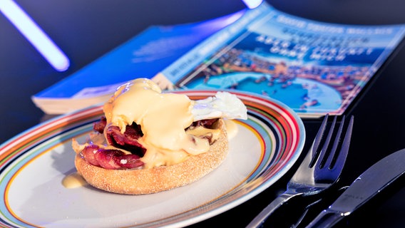 Eggs Benedict auf Toastie und ein Buch von Ian Fleming - Folge 63  von eat.READ.sleep © NDR Foto: Claudius Hinzmanns