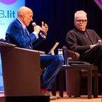 Michael Lentz und Herbert Grönemeyer sitzen auf der Bühne © Jörg Modrow/Elb.lit Foto: Jörg Modrow