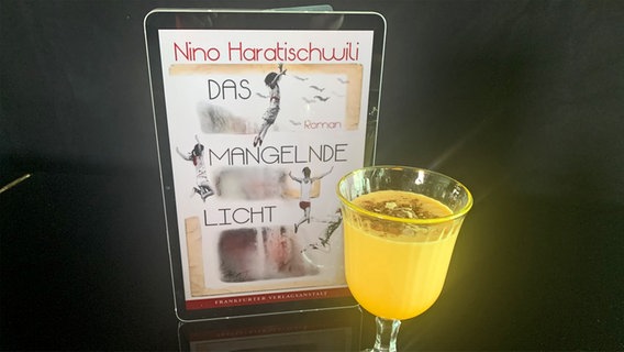 Ein Cocktail nebem einem Buch - Folge 55 von eat READ sleep © NDR Foto: Lisa Nietiedt
