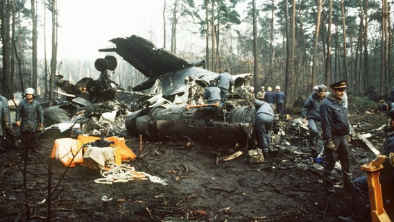 Trümmer des abgestürzten Flugzeuges 1986 bei Berlin-Schönefeld © picture alliance / dpa | Chris Hoffmann Foto: Chris Hoffmann