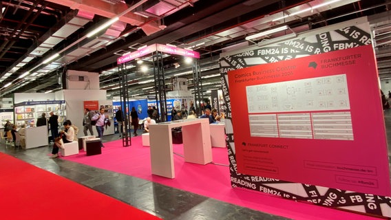 Roter Messestand auf der Frankfurter Buchmesse © NDR.de Foto: Mathias Heller