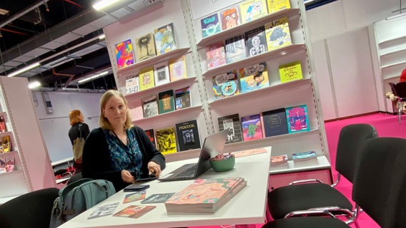 Petra Virtanen sitzt am Tisch auf der Frankfurter Buchmesse © NDR.de Foto: Mathias Heller