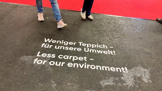 Beine laufen über eine Bodenaufschrift auf der Frankfurter Buchmesse © NDR.de Foto: Mathias Heller